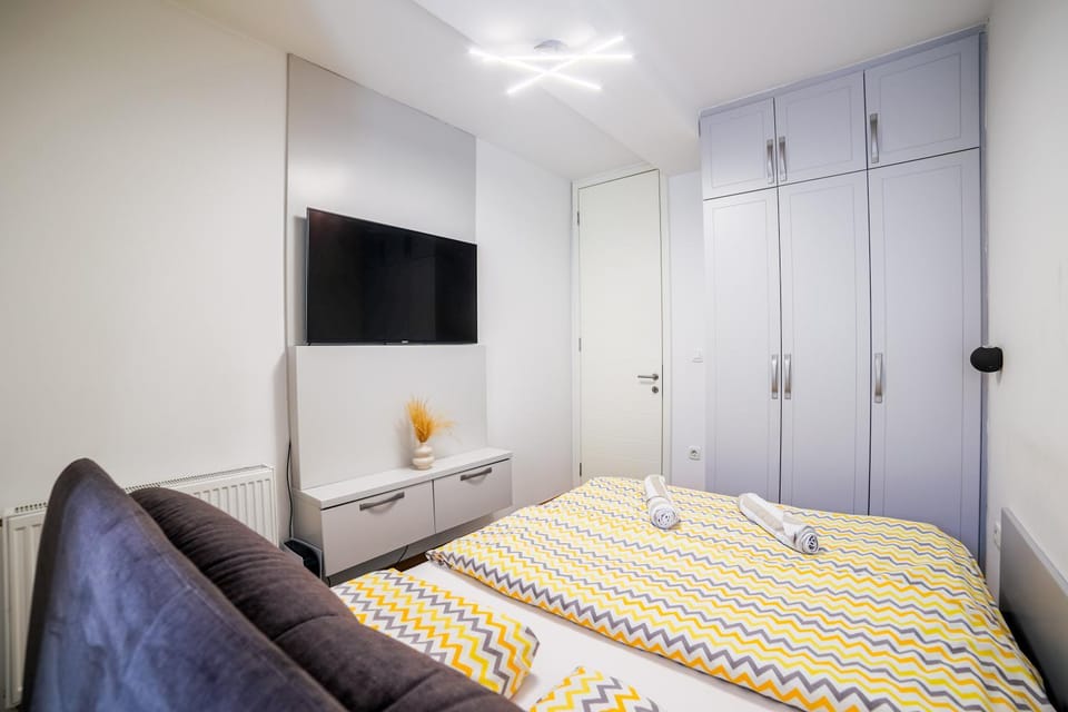 Bed, TV and multimedia, Photo of the whole room, Bedroom, wardrobe