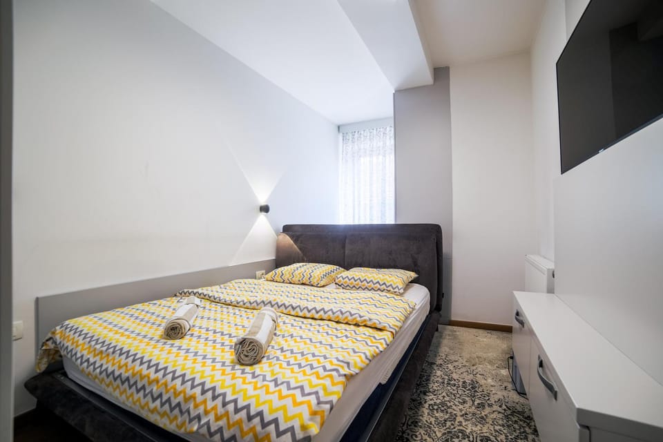 Bed, TV and multimedia, Photo of the whole room, Bedroom, towels