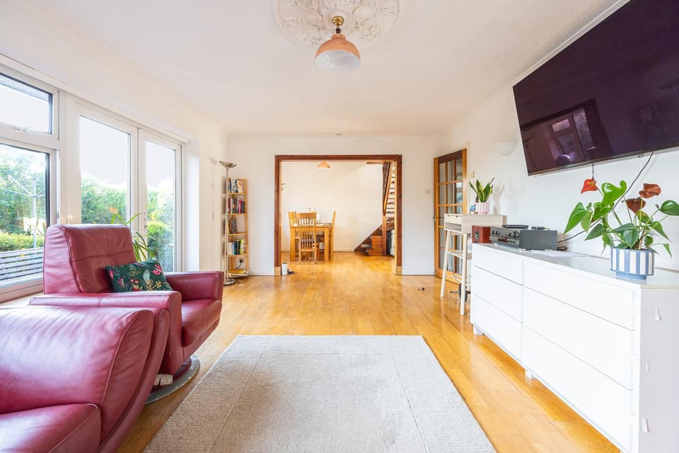 Living room, Seating area, Evening entertainment