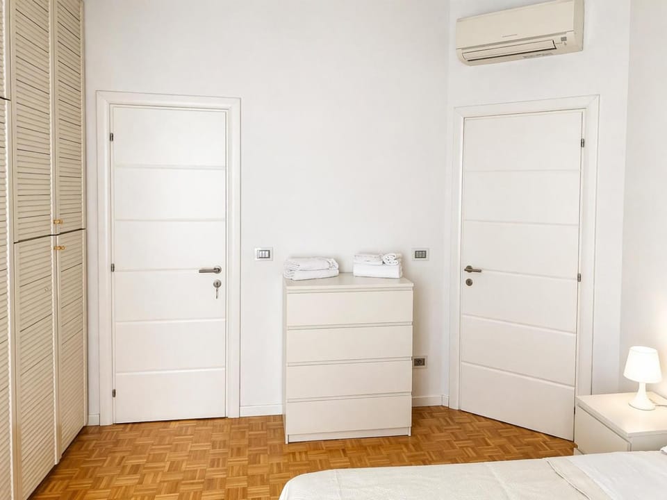Photo of the whole room, wardrobe, air conditioner, air conditioner