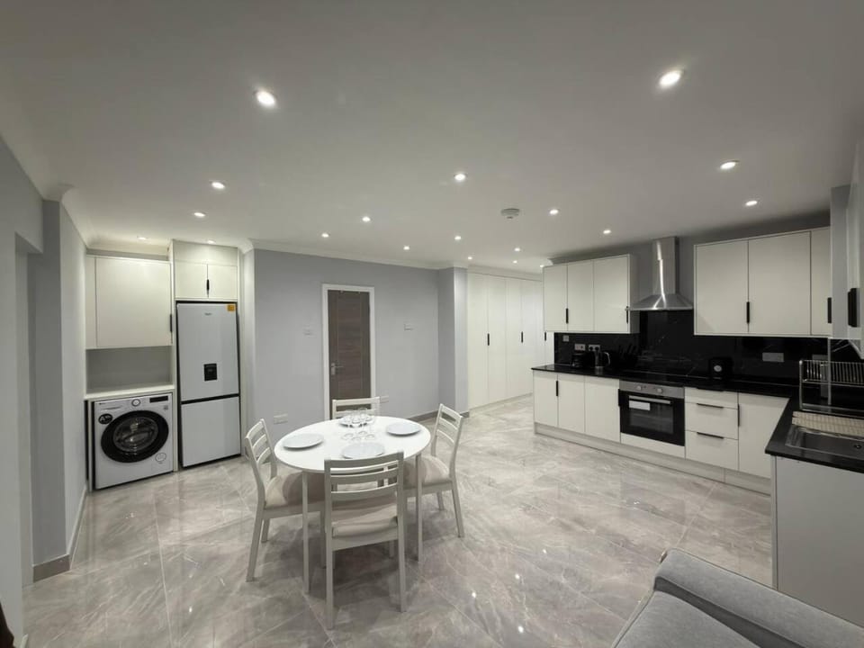 Kitchen or kitchenette, Living room, Dining area, washing machine