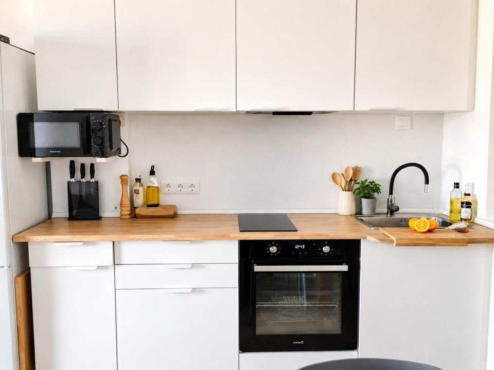 Coffee/tea facilities, Kitchen or kitchenette, oven, stove, toaster, kitchen