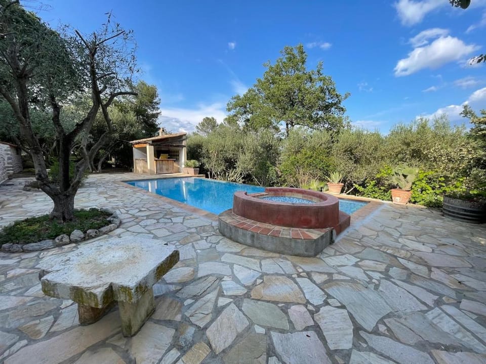 BBQ facilities, Hot Tub, Lounge or bar, Swimming pool