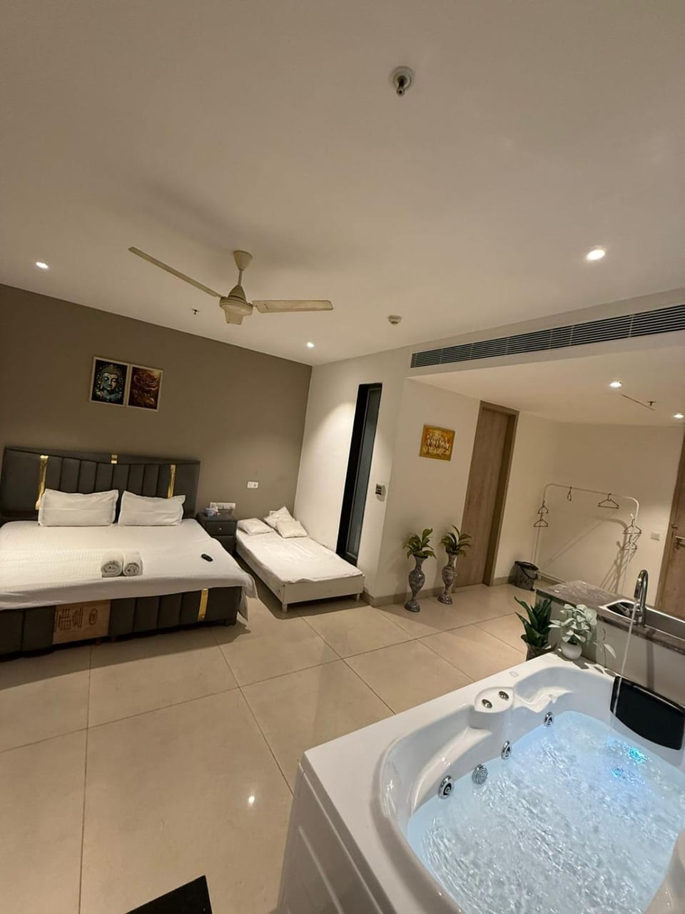 Jacuzzi room gurgaon Apartment in Gurugram