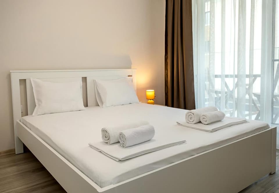 Bed, Bedroom, towels