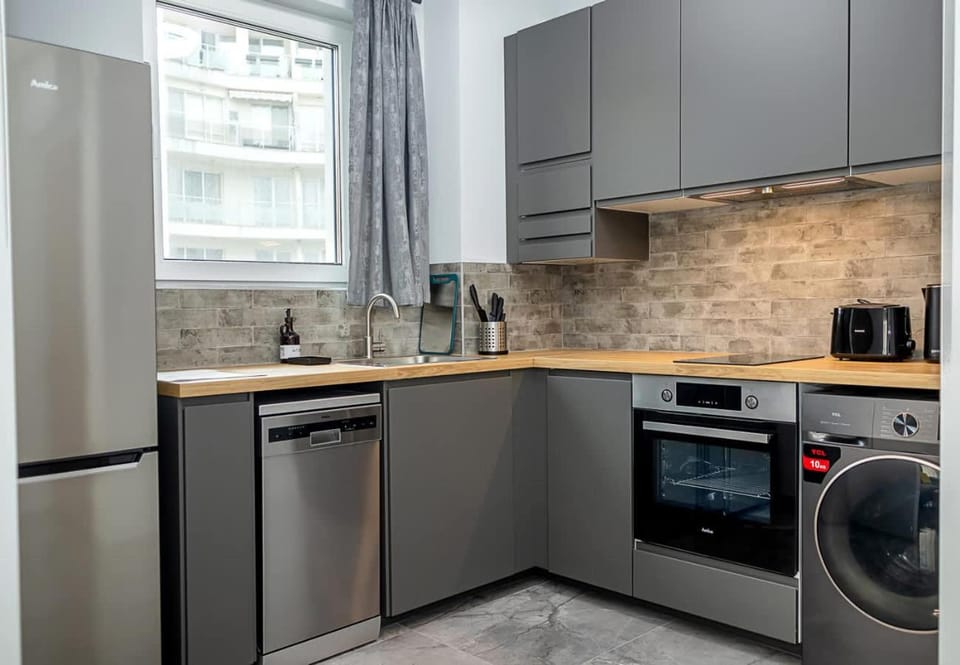 Coffee/tea facilities, Kitchen or kitchenette, dishwasher, oven, stove, toaster, washing machine