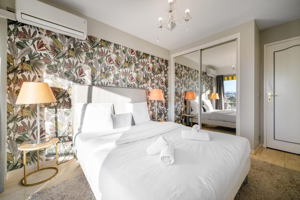 Bedroom, wardrobe, air conditioner
