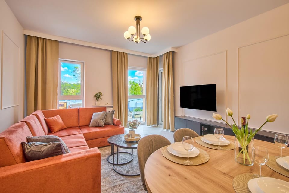 Communal lounge/ TV room, TV and multimedia, View (from property/room), Seating area, Dining area, City view