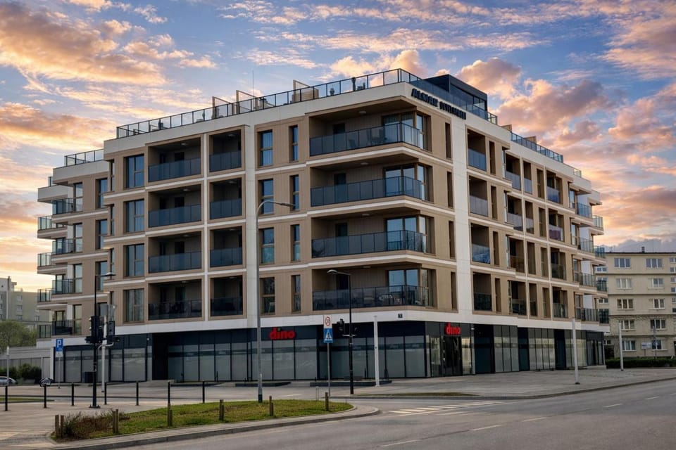 Property building, Restaurant/places to eat, Off site, Neighbourhood, On-site shops, View (from property/room), Beach, City view, Street view, Supermarket/grocery shop, Location, Parking