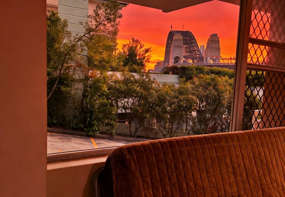 The cottage beside the harbor bridge Apartment in Milsons Point Station