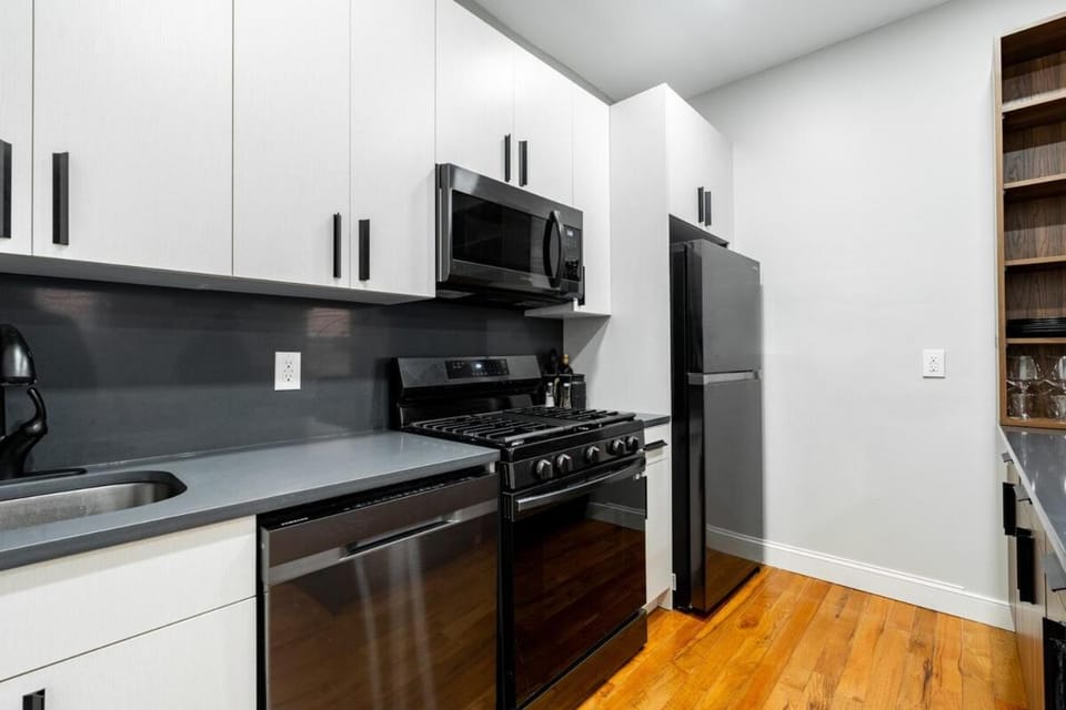 Gorgeous 2 bedroom Apartment, Close to NYC, w free parking Apartment in Jersey City
