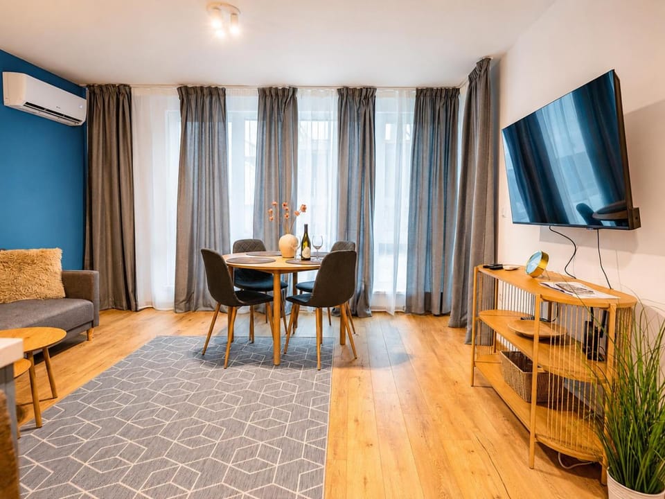 TV and multimedia, Living room, Seating area, Dining area, Evening entertainment, air conditioner