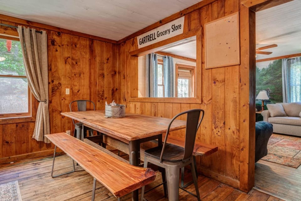Farm House at Kaluna Farm Retreat House in Talking Rock