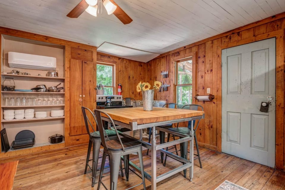 Farm House at Kaluna Farm Retreat House in Talking Rock