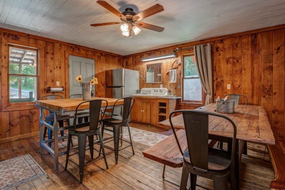Farm House at Kaluna Farm Retreat House in Talking Rock