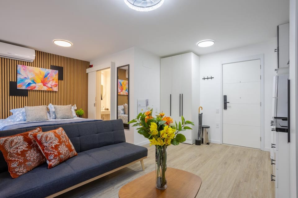 Photo of the whole room, Bedroom