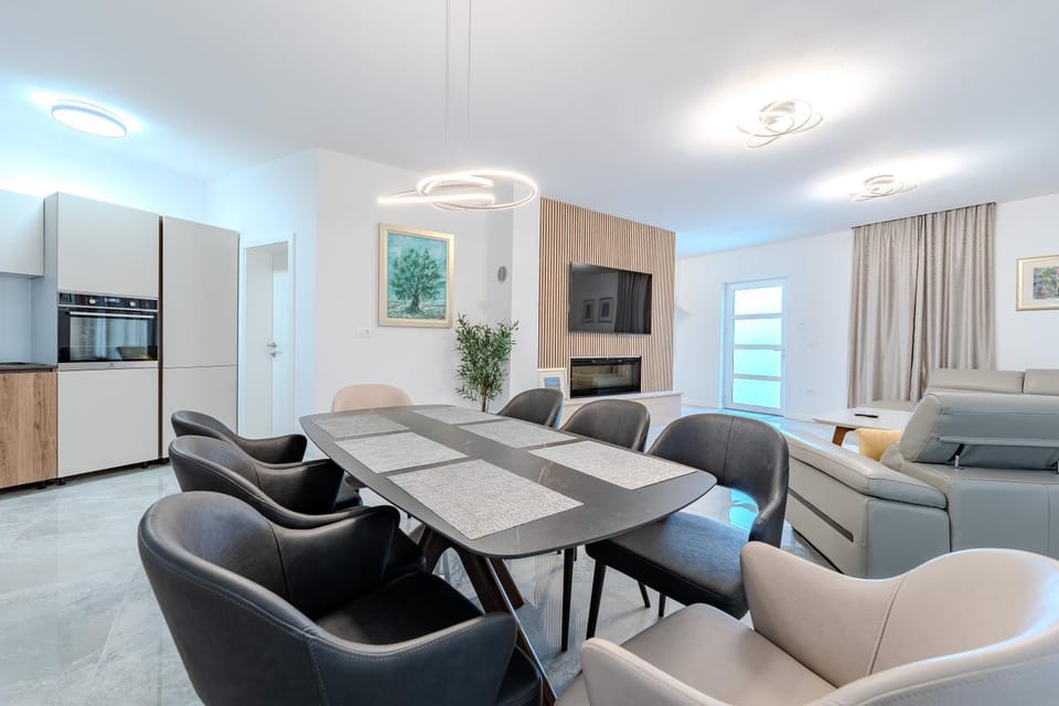 Dining area, kitchen