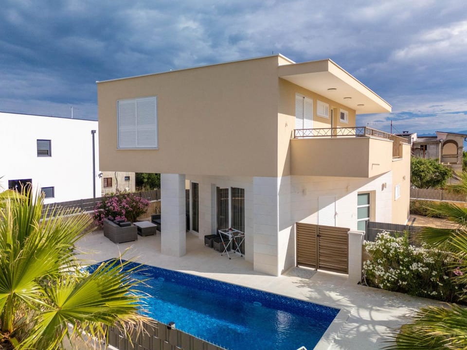 Property building, View (from property/room), Balcony/Terrace, Pool view, Swimming pool, sunbed