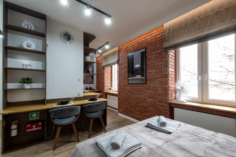 Bed, Photo of the whole room, Seating area, Dining area, towels