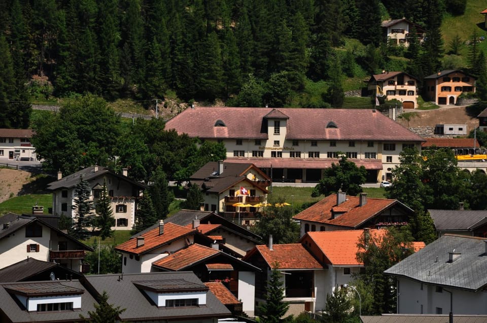 Hotel Garni Ladina Bed and Breakfast in Canton of Grisons