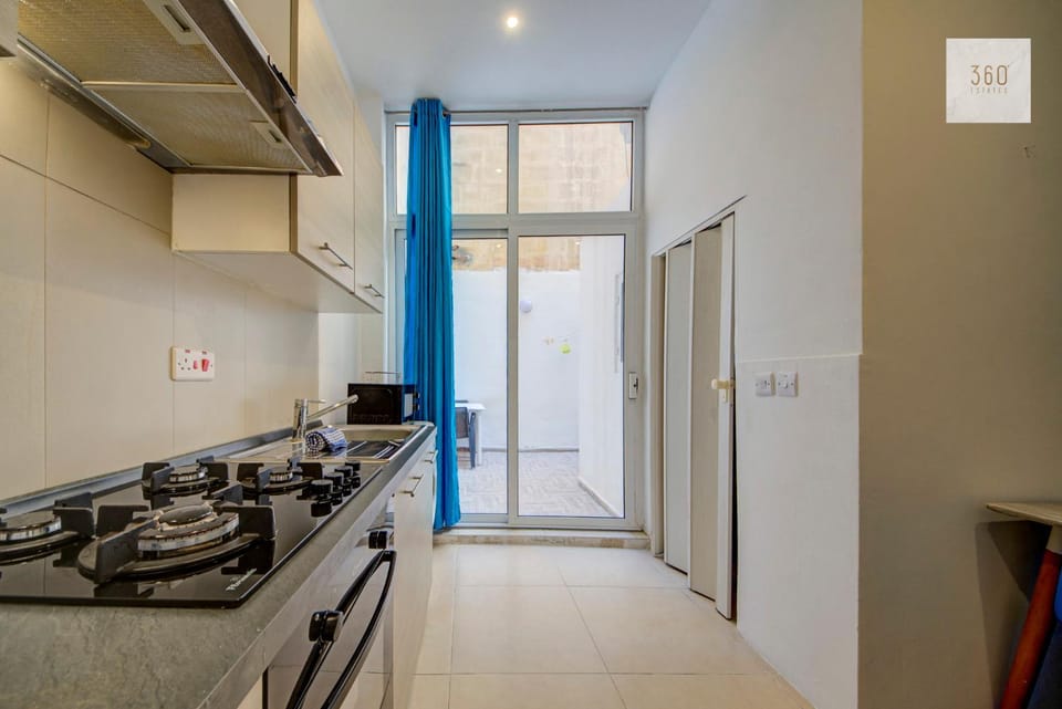 Kitchen or kitchenette, minibar, stove
