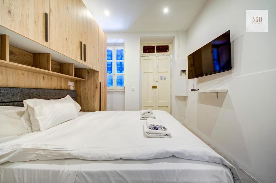 Bed, TV and multimedia, Photo of the whole room, Bedroom, towels, wardrobe, air conditioner