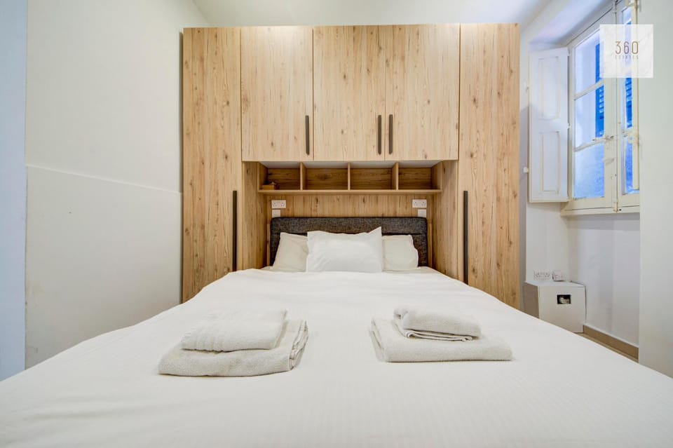 Bed, Photo of the whole room, Bedroom, towels, wardrobe