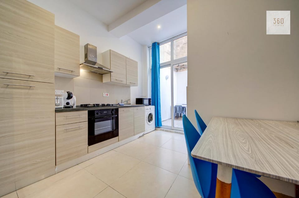 Kitchen or kitchenette, Dining area, dishwasher, minibar, oven, stove, toaster