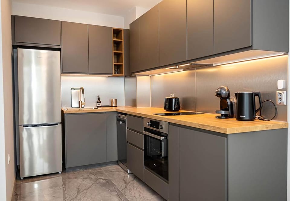 Coffee/tea facilities, Kitchen or kitchenette, dishwasher, oven, stove, toaster