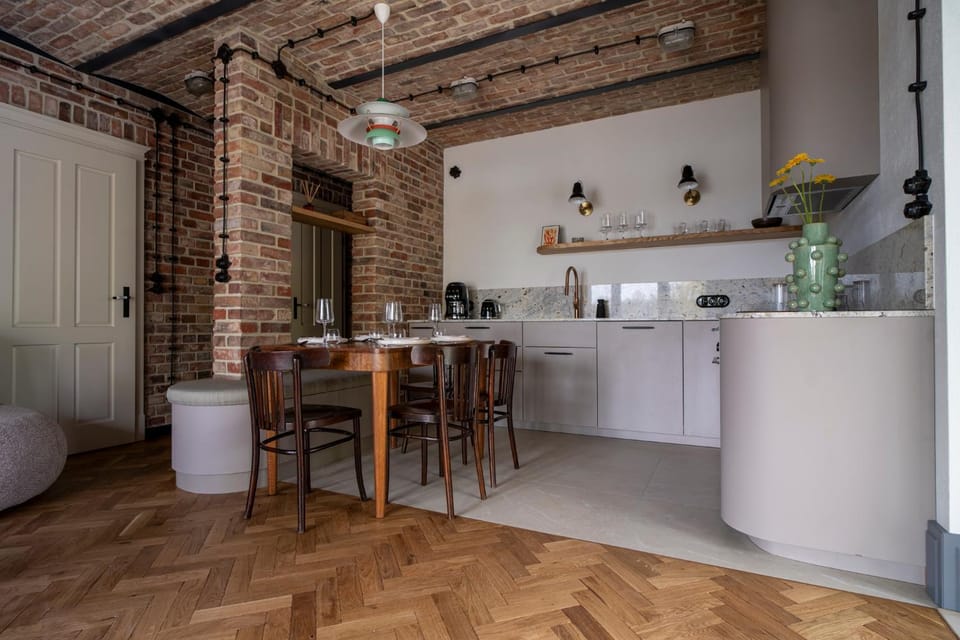 Coffee/tea facilities, Kitchen or kitchenette, Dining area, stove