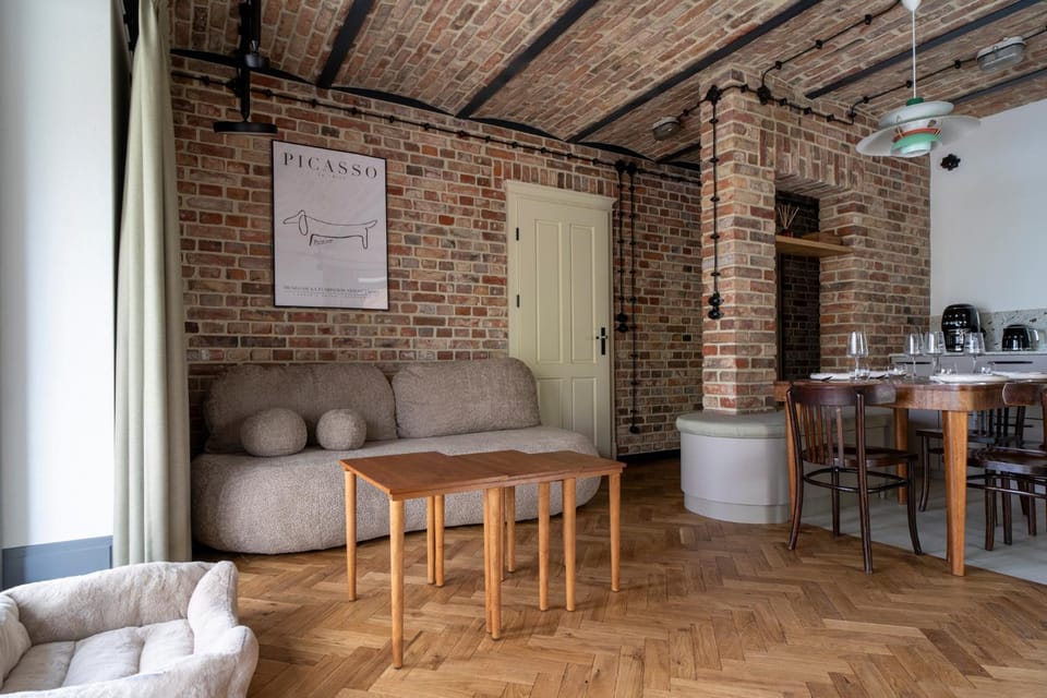 Kitchen or kitchenette, Seating area