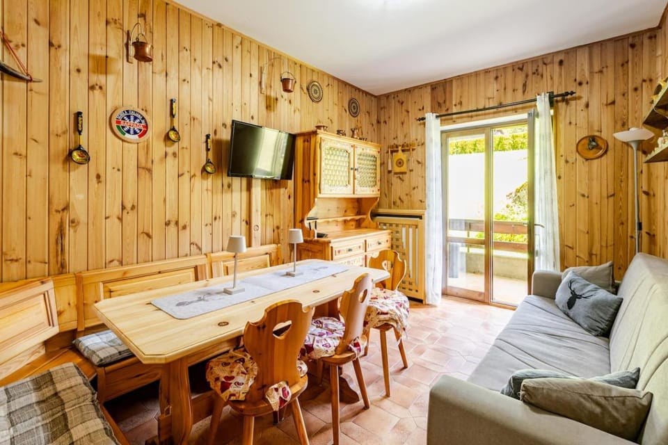 Living room, Seating area, Dining area, Lunch