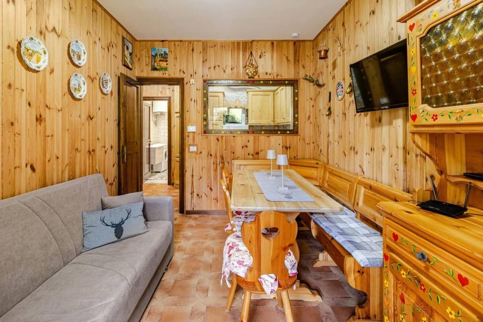 Living room, Seating area, Dining area, Lunch