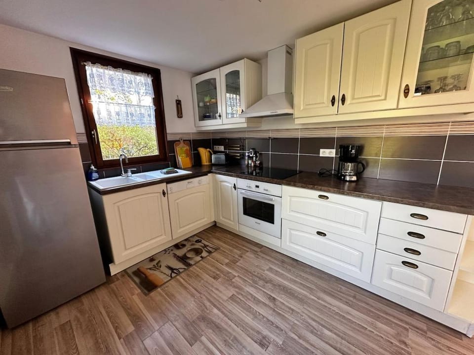 Coffee/tea facilities, oven, toaster, kitchen