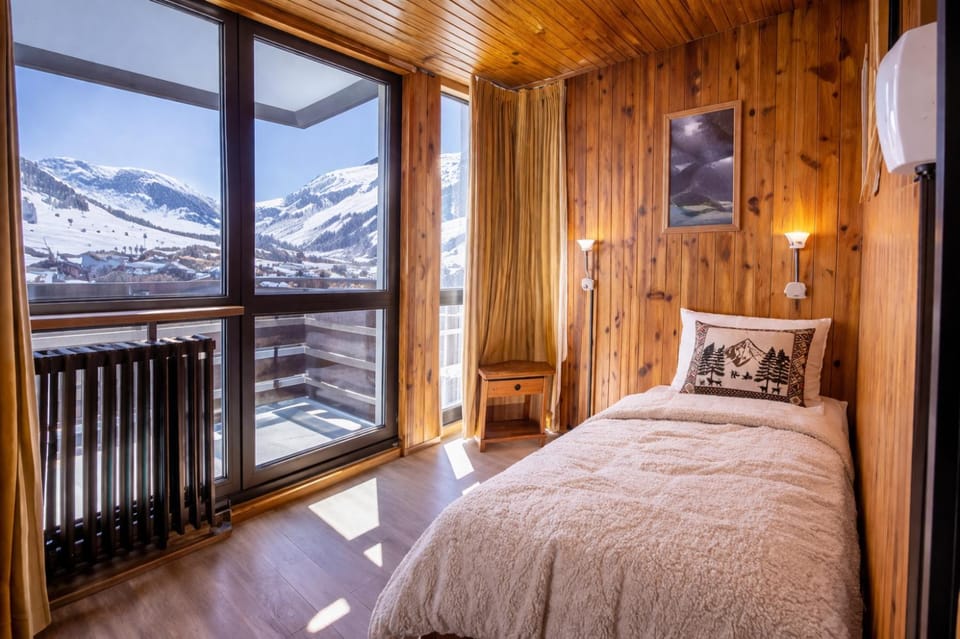 Photo of the whole room, Bedroom, Mountain view