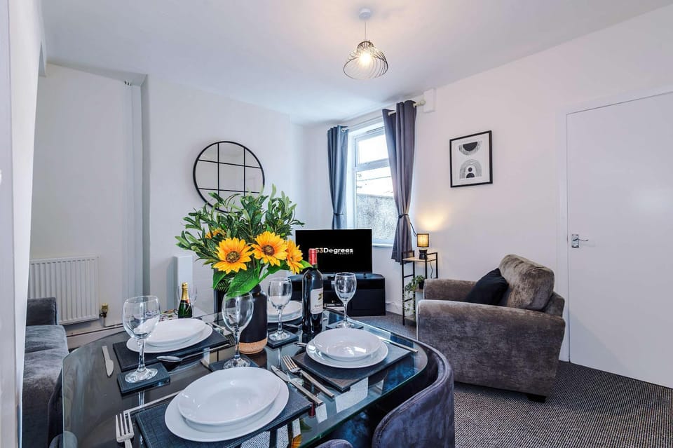 TV and multimedia, Living room, Seating area, Dining area