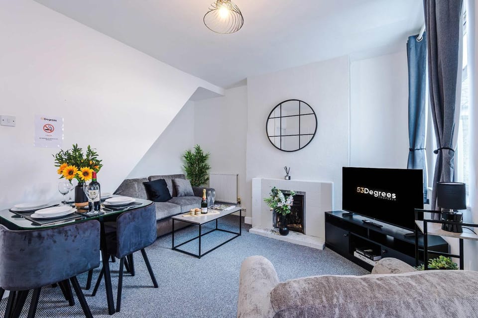 Communal lounge/ TV room, TV and multimedia, Living room, Photo of the whole room, Seating area, Dining area