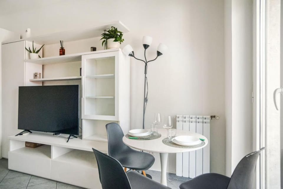 Chic Studio con Cucina Indipendente e Terrazzino Apartment in Milan