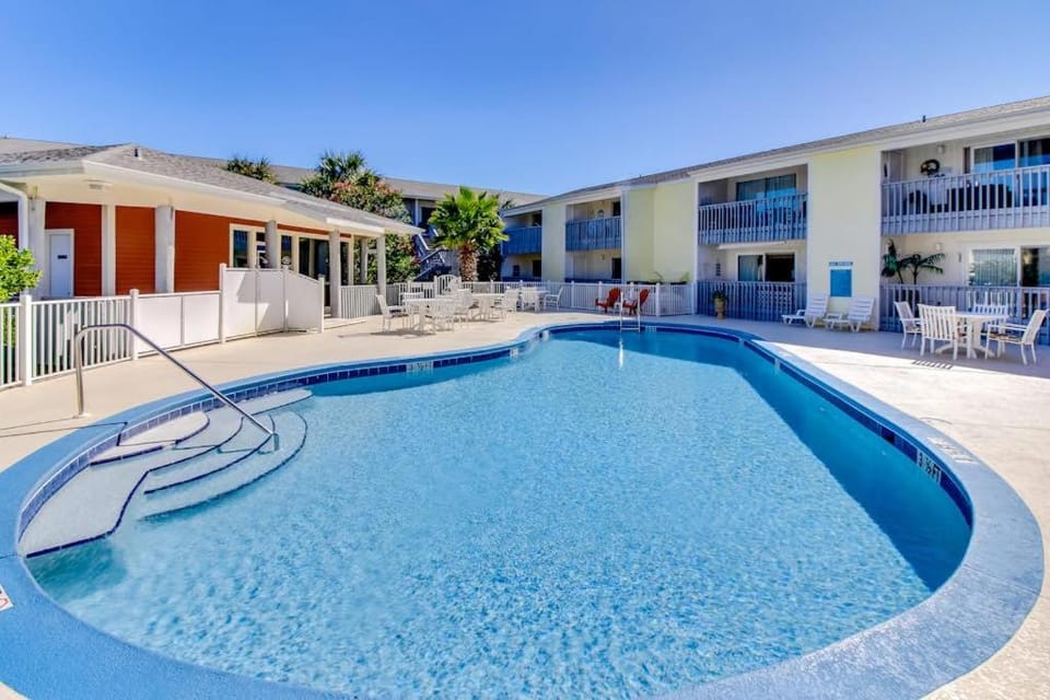 Lovely condo with private beach access - pool private balcony & laundry House in Pensacola Beach