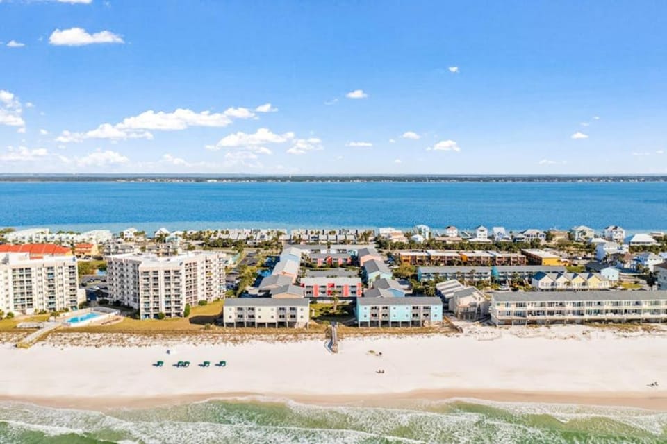 Lovely condo with private beach access - pool private balcony & laundry House in Pensacola Beach