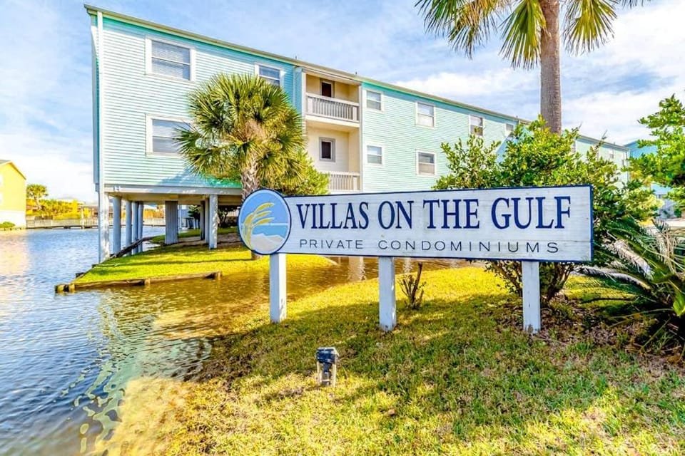 Lovely condo with private beach access - pool private balcony & laundry House in Pensacola Beach