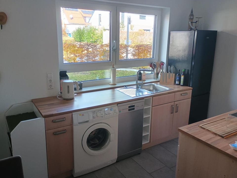 Kitchen or kitchenette, dishwasher, washing machine