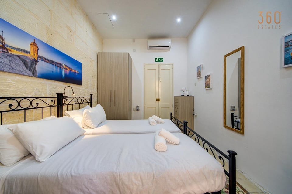 Bed, Photo of the whole room, Bedroom, towels, wardrobe, air conditioner
