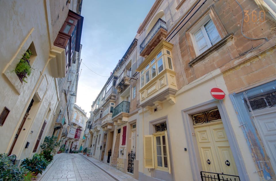 Property building, Day, Neighbourhood, City view, Street view, Location