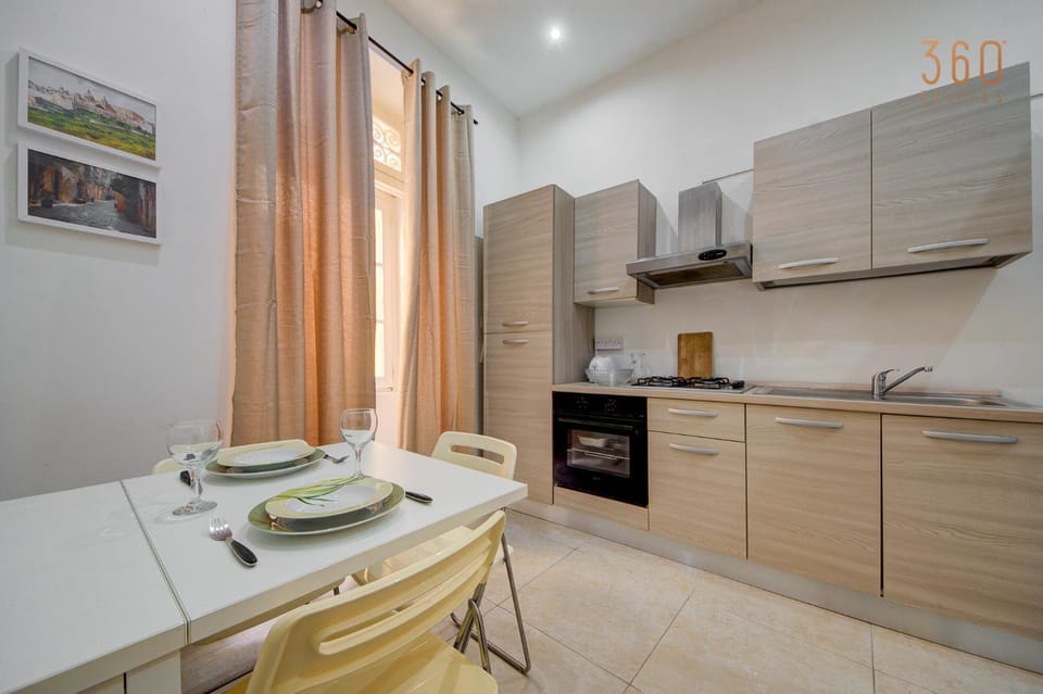 Kitchen or kitchenette, Dining area, minibar, stove