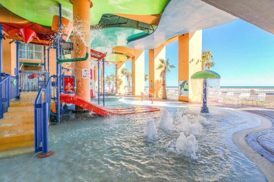 Coastal condo close to beaches shared pools Apartment in Panama City Beach