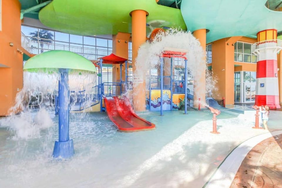 Coastal condo close to beaches shared pools Apartment in Panama City Beach