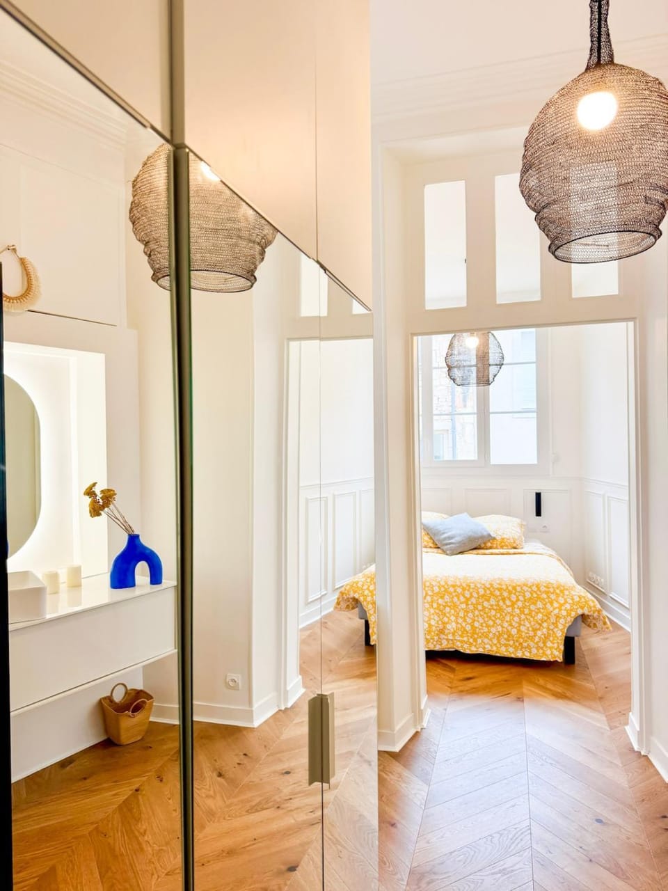 Photo of the whole room, Bedroom