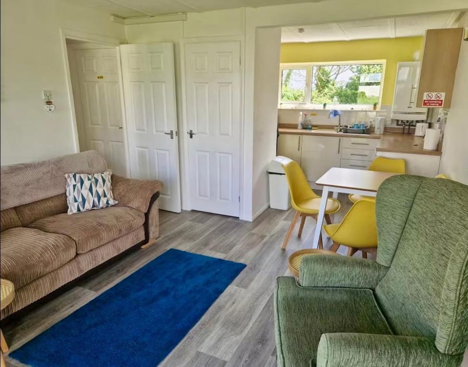 Seawaves Chalet - Coastal Escape Near the Beach Chalet in England