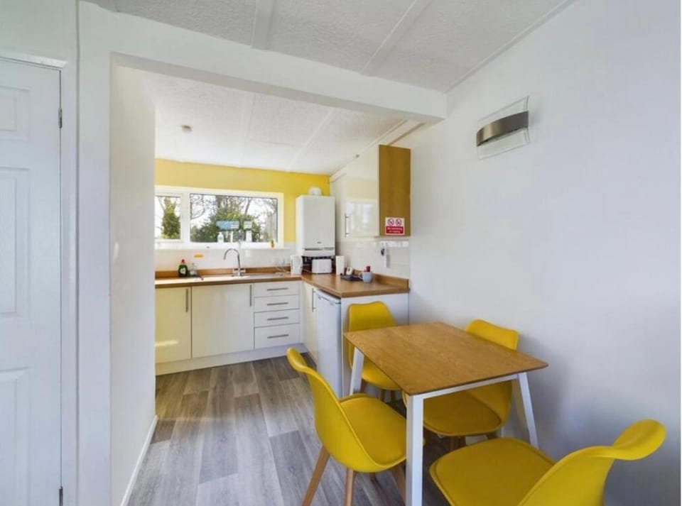 Seawaves Chalet - Coastal Escape Near the Beach Chalet in England